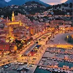 Azure Beachfront Sablettes Est Beachfront Apartamento
