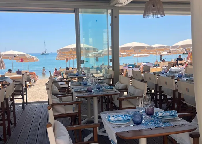 Azure Beachfront Sablettes Est Beachfront דירה