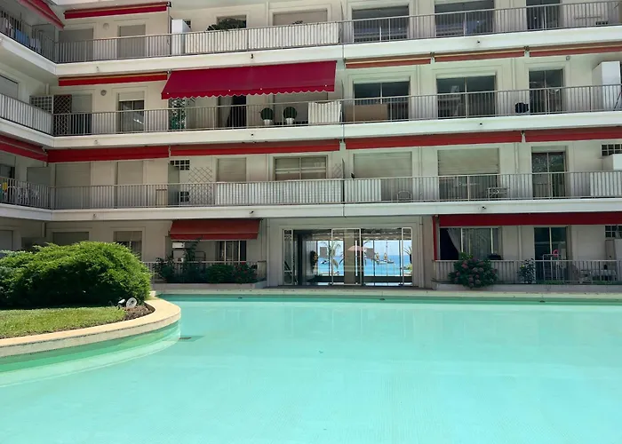 Azure Beachfront Sablettes Est Beachfront * מנטון