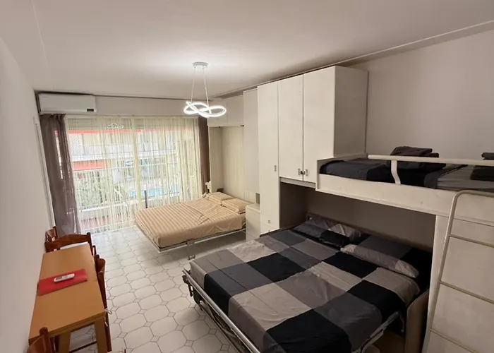Azure Beachfront Sablettes Est Beachfront * מנטון